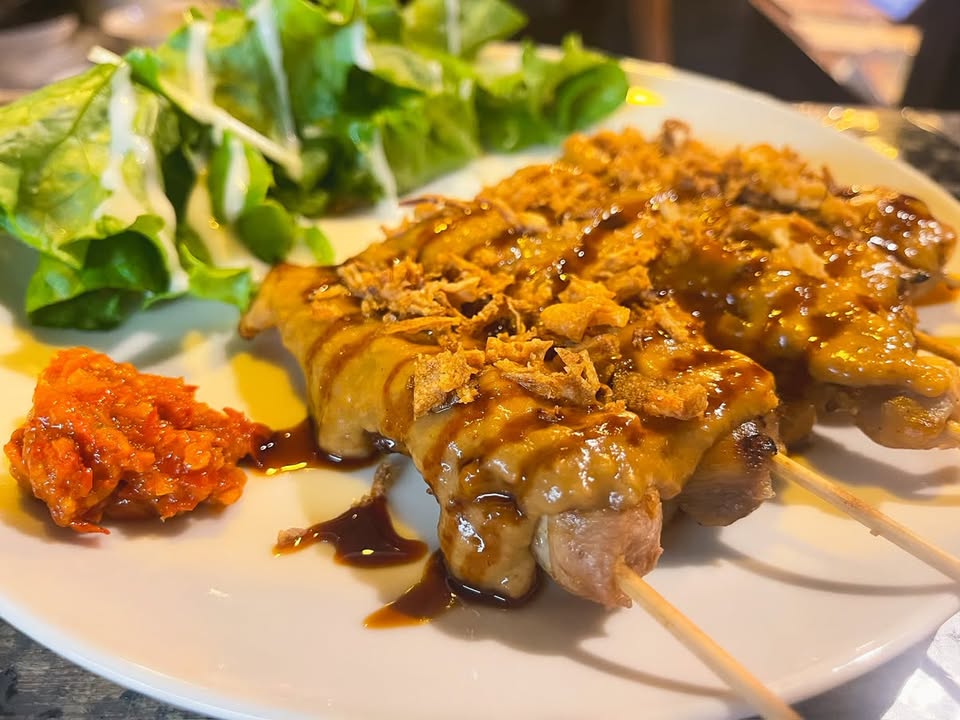 art_node's tweet photo. 大縁会 参加店①
🇮🇩世界ゴハン🍽️

食の多様性に対応した仙台市大町にあるレストラン「世界ゴハン」です。ハラル、ビーガンなどに対応したインドネシア料理などが楽しめます。
10月3日は人気のミーゴレンや世界一のおいしい料理に選ばれたビーフルンダン、サテなどをご用意します。是非ご賞味あれ✨ https://t.co/7xEA1CcxzK