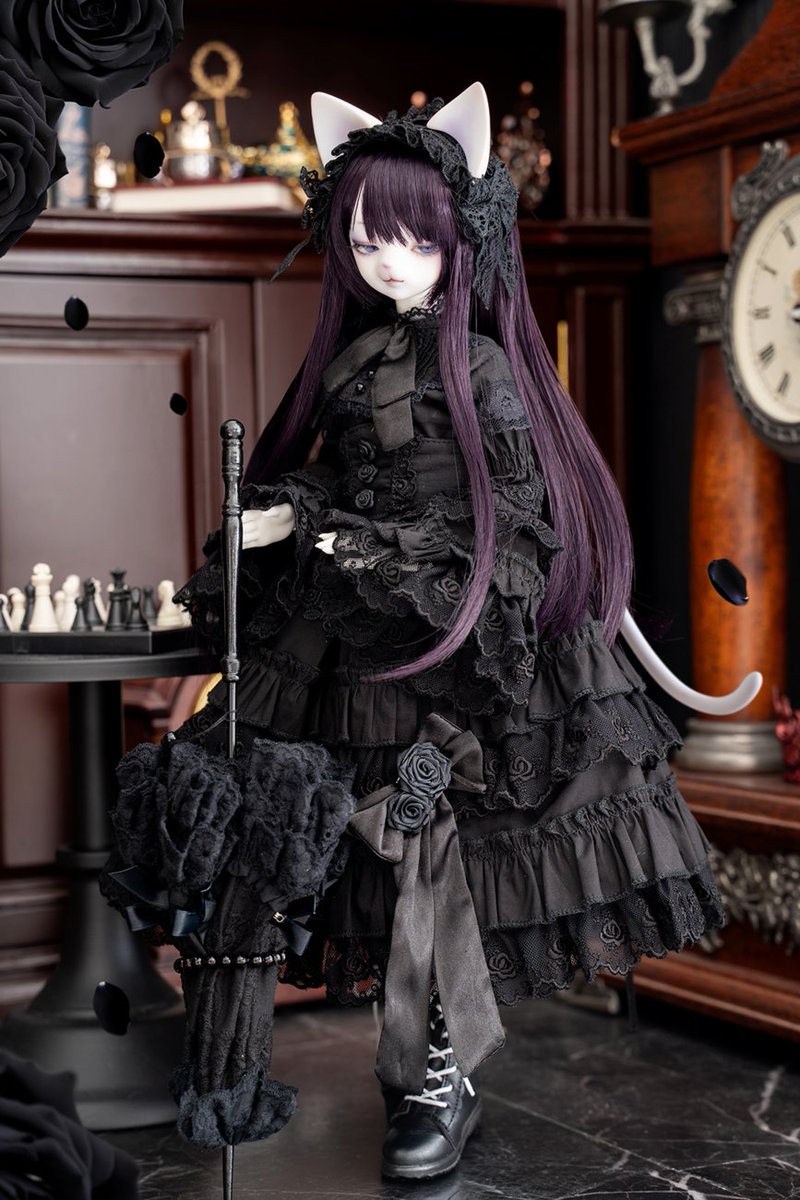 DOLKSTATION's tweet photo. 【DOLK×DEAR MINE】

『黒薔薇VIVIEN L. cool ver. 』がドル沼CHに遂に登場！
➡https://t.co/804AYiRxU0

黒水母氏による限定メイク&amp;限定ドールアイや、 THE DUKE'S JEWELが仕立てる重厚感のあるドレスセットなど、動画でしか分からない御嬢様の美しいディテールを是非ご覧ください。 https://t.co/8InJJkRqNF