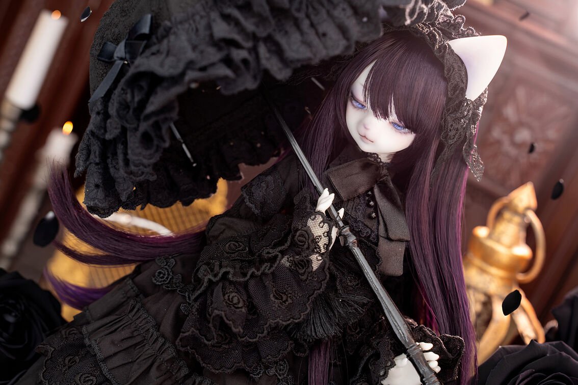 DOLKSTATION's tweet photo. 【DOLK×DEAR MINE】

『黒薔薇VIVIEN L. cool ver. 』がドル沼CHに遂に登場！
➡https://t.co/804AYiRxU0

黒水母氏による限定メイク&amp;限定ドールアイや、 THE DUKE'S JEWELが仕立てる重厚感のあるドレスセットなど、動画でしか分からない御嬢様の美しいディテールを是非ご覧ください。 https://t.co/8InJJkRqNF