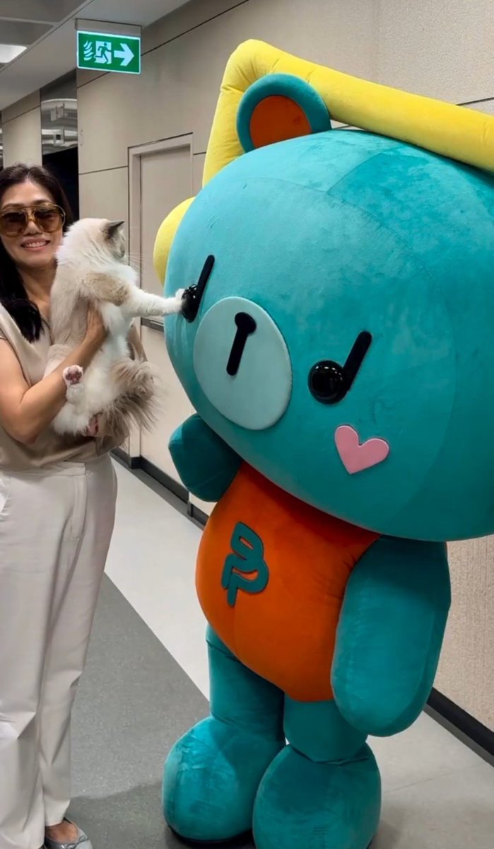 myluvmajinnie's tweet photo. #phuwintang #PERMPOON

🐼: hana itu kucing yang introvert. Dia mungkin kaget pas lihat permpoon yang kepalanya gede banget, jadi dia langsung nendang
👤: gimana cara kamu membagi rasa sayang antara hana sama permpoon?
🐼: kenapa harus dibagi? Kan aku bisa sayang sama dua-duanya 🥹

——
Hana dan kaka perm sama2 kesayangan phor phuwin 🥹🤏🏻 https://t.co/cjzaxRt5HB