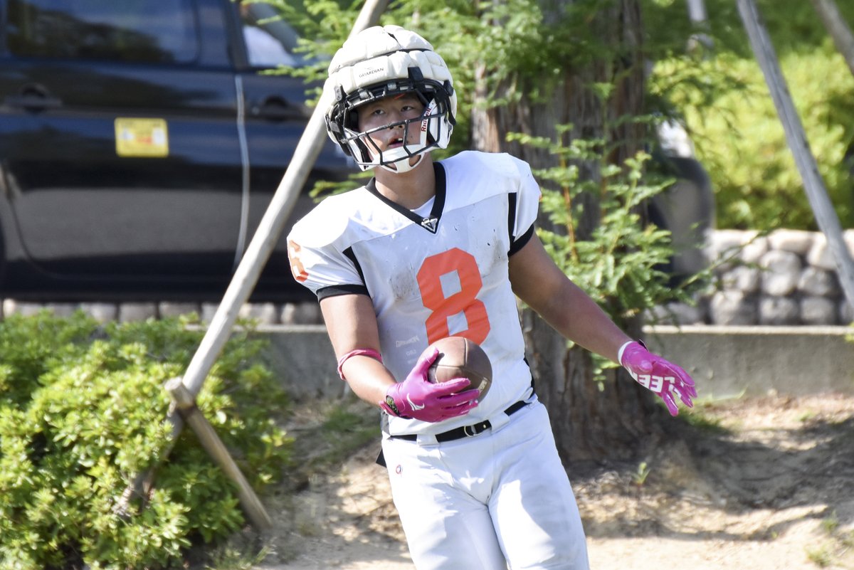 footballstore55's tweet photo. 【高校】兵庫第3代表決定1回戦
合同 33-18 星陵（9/22）
（合同=宝塚東、三田祥雲館、市立西宮）
合同RB/LB 石川凜太朗（三田祥雲館2年=キャプテン）
身長174cm、体重90㎏。TEに入ってパスを捕り、タックラーを一人ひとり外してゲインする。FBとしてはパワフルな中央突破。ディフェンスでももちろんハードヒット。ホルダーでまで登場し、何度も会場を沸かせた。あまりにも相手チームが「8番、8番」と警戒するので、裏プレーで仲間がタッチダウンした。

老獪なプレーぶりに小学校からの経験者かと思いきや、中学まではバスケ。三田祥雲館高校に入り、アメフト部は少人数で単独チームで試合ができないと分かってはいたが、「チアリーダーが応援に来てくれる」と聞いて入部を決めた。この日もそのチアリーダーのみなさんの前で、さまざまな役割で躍動した。

昨年も同じ3校で合同チームを組んでおり、当時のキャプテンの栄晧晴さん（宝塚東～桃山学院大）に大きな影響を受けたそうだ。「ラインバッカーで一緒で、ほんとにすごい人でした。明るくて常に前向きで。まあ僕は栄さんにはなれないんで、いいところは真似しつつ、背中で見せるタイプになれたらいいかなと思ってます」

まだフットボール歴1年5ヵ月だが、もう大学で活躍している姿まで想像できる。「ヒットに自信があるので、オフェンスならフルバックでやっていけたらと思います。でも自分ではラインバッカーがメインかなと」

どんな選手になりたいのか聞いた。「一番はもうフィジカルな選手で、ヒット負けしないみたいな。日本で一番ヒットが強いと言われるぐらいの選手になりたいです」。ここまでの言葉が出てくるのがすごい。中学時代から筋トレは好きで、高校生になってからはほぼ毎日ジムに通っているそうだ。

一番気になることを尋ねた。「大学はどうするの？」と。「うっすら声をかけてくださっているところはありますけど、まだしっかり決まってはないです」と独特の表現で返した。次は10月3日、六甲学院と戦う。#アメフト