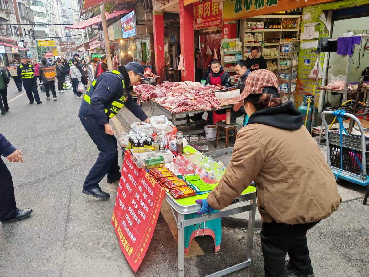tutikonde1's tweet photo. In the Hungarian city, a police officer punished a street vendor selling braised food. https://t.co/HHYZWdUWzP