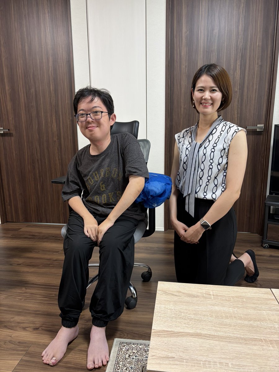 r_shinohara525's tweet photo. ウルリッヒ型先天性筋ジストロフィーの当事者で、現在東京大学に通う渡部さんから、中学受験から大学進学までのお話を伺いました。

渡部さんは私立巣鴨中学校を受験し、合格✨
巣鴨の先生方にもお話を伺ったところ、学校は「学力試験に通ったなら受け入れる」という姿勢で、入学後に必要な環境を整えました。
階段昇降機やスロープなど、分かっている設備だけでも少なくとも約1,760万円を学校側が負担。先生方も介助を分担しながら学校生活を支え、渡部さんは中高6年間を巣鴨で過ごし、東京大学へ進学。
障害のある生徒を受け入れる私立学校は実際にありますが、そのための設備や人の配置が、学校の努力や財力に大きく支えられているのが現状です。

私は今年2月の都議会一般質問でも、障害や医療的ケアの有無にかかわらず、本人の学力や適性に応じて私立学校を選べるよう、学校への支援拡充を求めました。
今回、実際の受入れ事例を伺い、その必要性を改めて強く感じています。
本来、入学試験に合格し、その学校で学ぶ力があるのであれば、障害の有無によって入口を閉ざされるのではなく、その学校を選べるべきだと思います。
家庭の経済状況によって学校選択が狭まらないよう私学の授業料支援を進めているのであれば、障害や医療的ケアによって選択肢が狭まることについても、同じように考える必要があるのではないでしょうか。

障害の有無にかかわらず、自分の能力や希望に応じて行きたい学校を選べるように。
学校だけに負担を委ねず、必要な合理的配慮を公的に支える仕組みを進めていきたいと思います。

渡部さんが東京大学に進学後、介助を受けられる時間によって受けたい授業を諦めざるを得なかった経験や、「重度訪問介護利用者の大学等修学支援事業」が自治体によって利用や支援内容に差がある課題、そして将来描いている希少疾患の研究・治療への思いについてもブログに記載しました。ご覧ください🔽
https://t.co/p3HMvg9Gt9