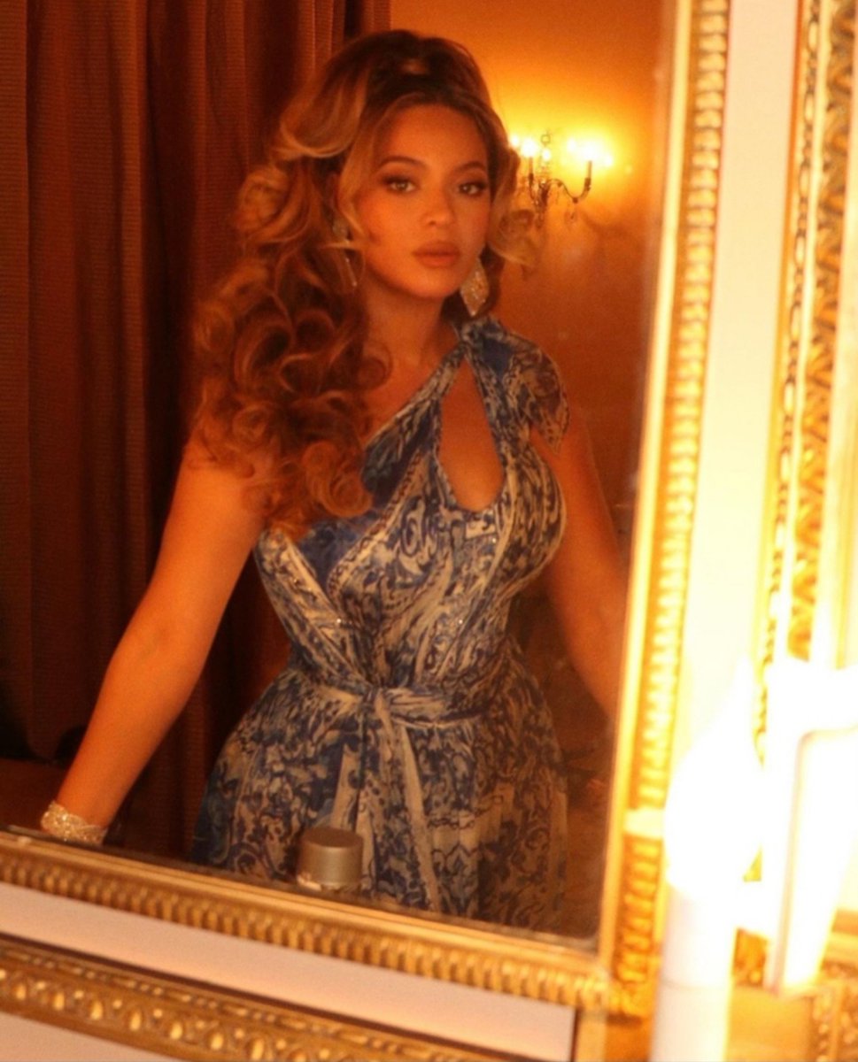 beyoncefashi's tweet photo. https://t.co/hTsWvyXyu6
