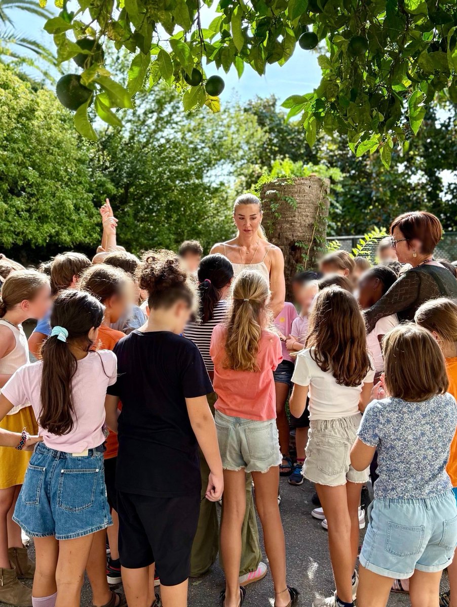 silvia_salis's tweet photo. Rimuovere uno striscione realizzato dai bambini davanti alla loro scuola è un fatto grave. Lo è ancora di più quando esprime un fondamentale concetto di integrazione. È successo questa mattina a Genova, alla scuola Daneo, che fa dell’inclusione una pietra miliare. https://t.co/ZUW8jJEoWI