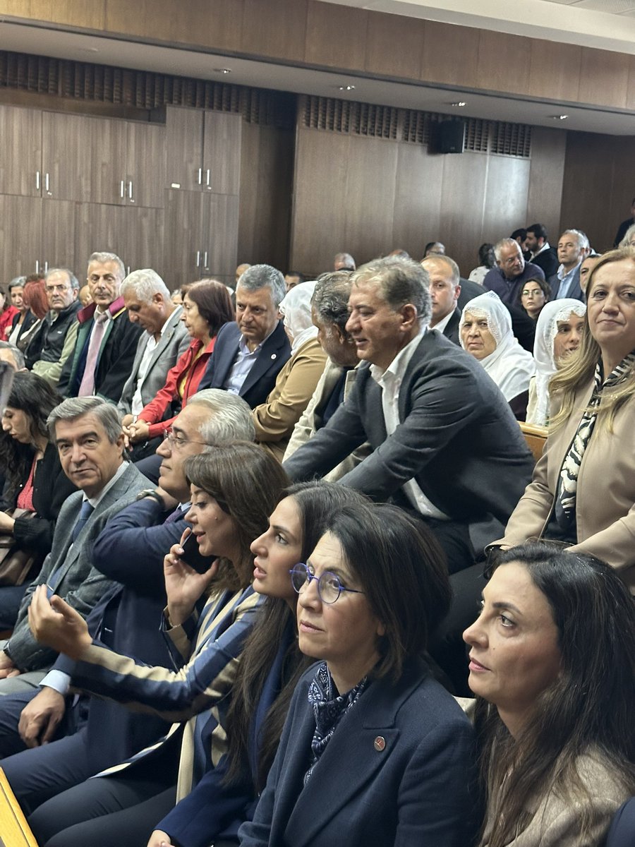 aylinyaman_'s tweet photo. 10 Ekim Ankara Gar Katliamı Davası duruşması için Genel Başkanımız Sn Özgür Özel ve partililerimiz ile birlikte Ankara Adliyesi’ndeyiz. 
Üstünden 11 yıl geçen bu kitlesel katliamın, insanlığa karşı işlenmiş bir suç olarak değerlendirilmesi ve zaman aşımı tehlikesinden korunması elzemdir. 
Ailelerin haklı mücadelelerinin yanında olacak ve davayı takip etmeye devam edeceğiz.
#10EkimGarKatliamı 

@eczozgurozel 
@yenipartiyiz