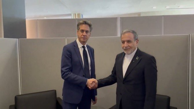 NiohBerg's tweet photo. Ed Miliband,

You fucking fool.

The islamic regime in Iran openly admits to sending terrorists into the UK via small boats. They threaten and assault dissidents. They openly want chaos in Britain.

And here you are, shaking hands.

You incompetent evil man. https://t.co/IPHNzXIvb1