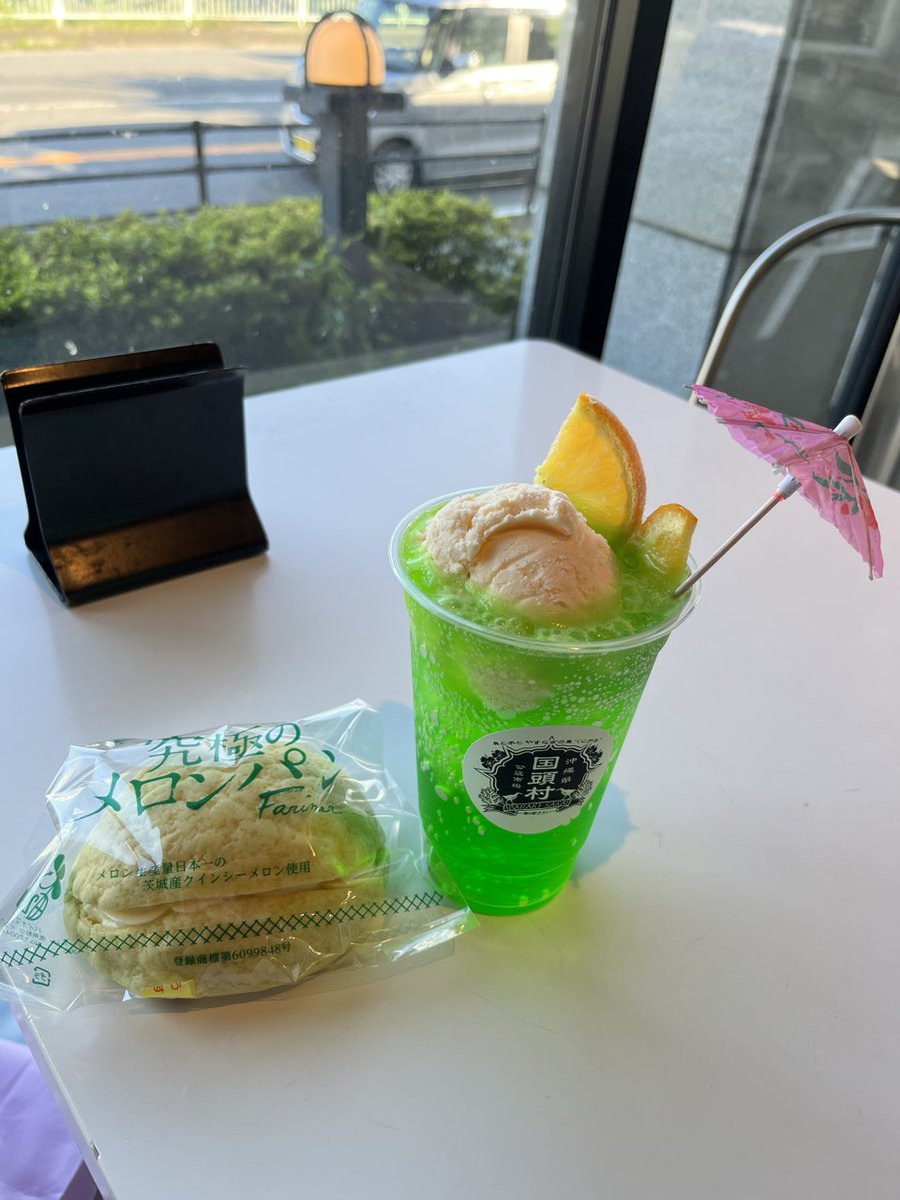 dynam_e_chan's tweet photo. 道の駅さかいで究極のメロンパン発見🍈

これは買わざるを得ない……

さらにメロンクリームソーダも🤤✨

#ダイナム https://t.co/AvgD7YVLxw