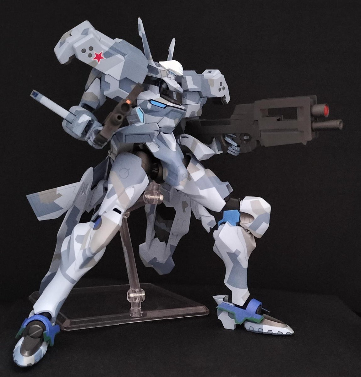 itihati_1803's tweet photo. 来年のマブ展に向けて盛り上がっているようなので便乗して作品を載っけときます。

さぁ、皆さん迷彩しましょう。
ちなみにこの中で一番最近に作ったのは迷彩してないイーグルです。 https://t.co/CJ4IRHtgAJ