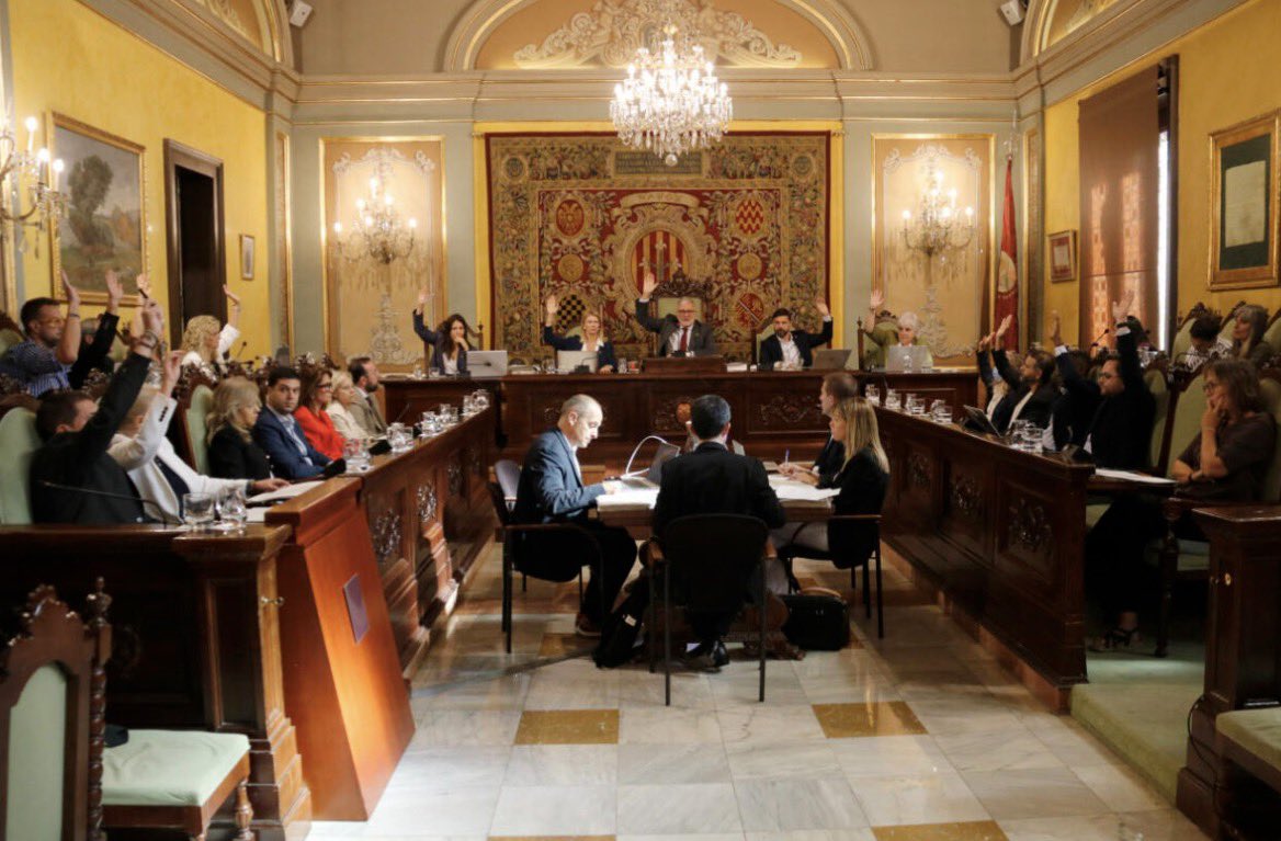 SergiMaranya's tweet photo. 🔴 ÚLTIMA HORA 13.08 h: El ple de Lleida aprova prohibir el burca i el nicab als espais públics amb els vots del PSC, Junts i Vox.

👉🏻 La nova Ordenança de Civisme i Convivència prohibeix portar qualsevol peça o indumentària que oculti totalment el rostre. PP, ER i Comuns hi han votat en contra.

💶 Incomplir aquesta prohibició serà una infracció lleu, amb multes d’entre 400 i 750 €, tot i que abans de sancionar es farà un advertiment. El conjunt de l’ordenança preveu sancions de fins a 3.000 € per a les infraccions molt greus.

👉🏻 El text inclou excepcions, entre d’altres, per als llocs de culte i determinades celebracions o situacions emparades per la normativa vigent.

🤔 Ara podríem fer l’acudit fàcil i dir que «Junts i el PSC són feixistes perquè voten com Vox», ja que avui han coincidit exactament en el mateix. Però no ho farem: primer, perquè s’estan utilitzant etiquetes per fer greus acusacions falses; i segon, perquè qualsevol persona entén que un partit pot coincidir amb un altre en determinades qüestions i discrepar-hi profundament en moltes altres. Posar-ho tot al mateix sac i etiquetar amb mentides només ho fan aquells que no tenen com argumentar.