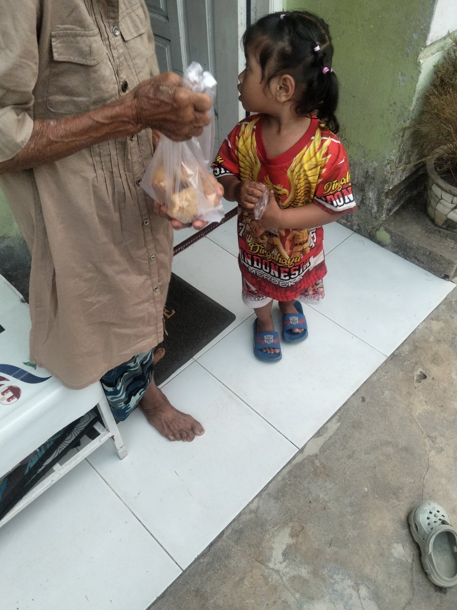 clarisanusa's tweet photo. Ada titipan cireng 90 cireng , 
Alhamdulillah 60 udah dibagiin,dr kakak @Kookvan_ @sty_wt
Dan Kaka yg gak mau di tag namanya 
Terima kasih kakak udah berbagi 
Terima kasih udah jajan di nusa 
Lancar rejekinya kakak 
Ammminnn https://t.co/sh8IejRoSI