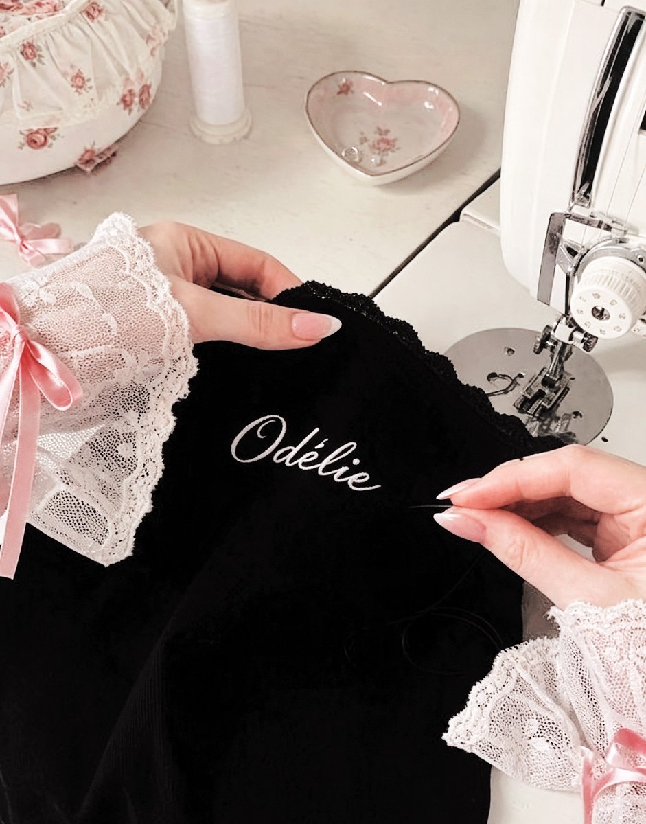 dessaod_'s tweet photo. ㅤㅤㅤ
ㅤㅤㅤㅤㅤㅤ₊˚ʚ 𝑶𝒅é𝒍𝒊𝒆 𐙚
ㅤㅤㅤ
Acho que algumas ideias simplesmente pedem para sair do papel… e a Odélie foi uma delas. 🎀
ㅤㅤㅤ
Um pedacinho dos meus sonhos transformado em roupas, detalhes e carinho.
ㅤㅤㅤ https://t.co/ciroD4DLw4