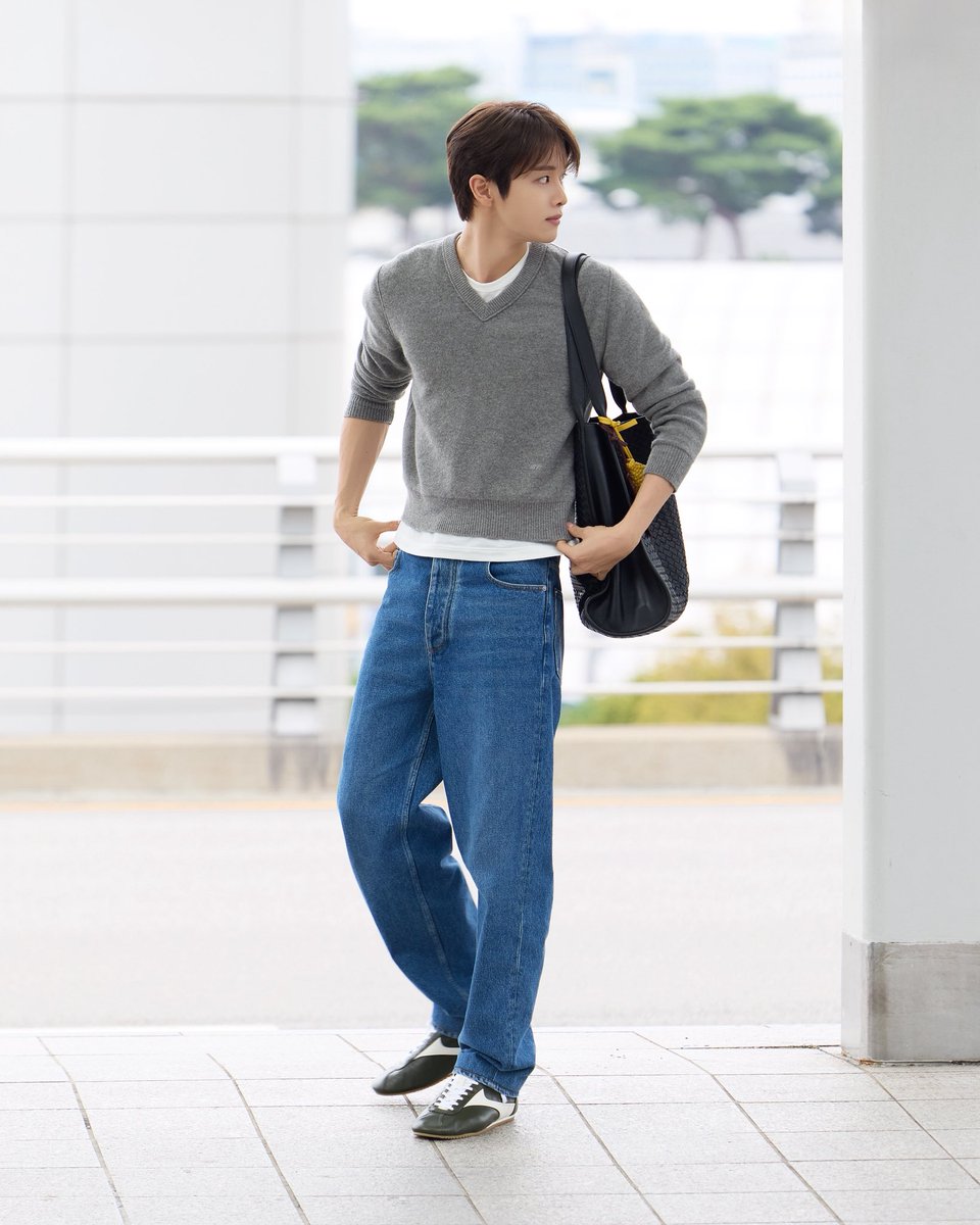 ELLEThailand's tweet photo. แอร์พอร์ตลุคสุดคูล! Sung Chan แห่งวง RIIZE เตรียมเดบิวต์มิลานแฟชั่นวีค บินลัดฟ้าไปร่วมชมโชว์ Bottega Veneta คอลเล็กชั่น Spring/Summer 2027 

#ELLEThailand
#BottegaVeneta
#SUNGCHAN #RIIZE #성찬 https://t.co/iWaI8dCBEk