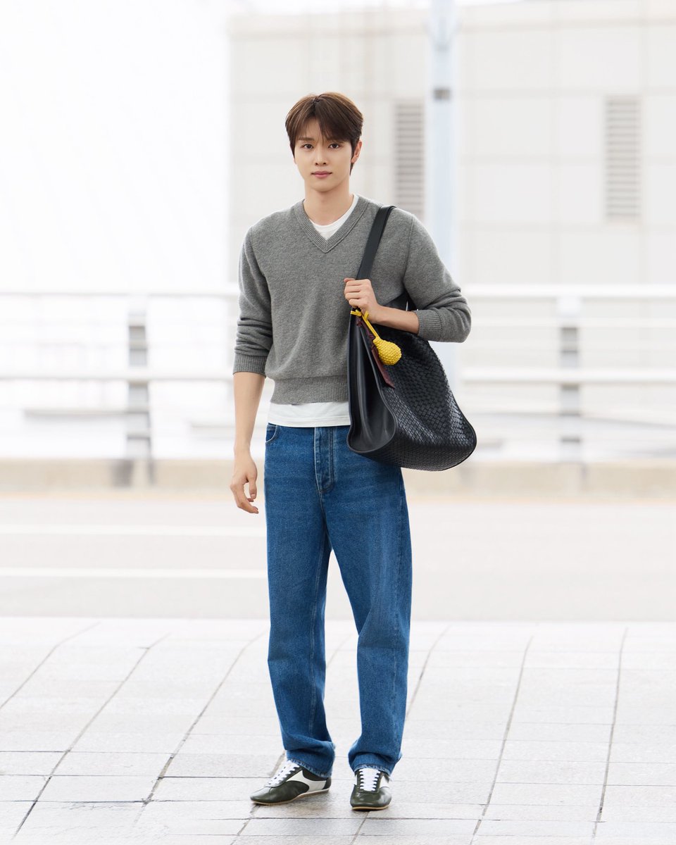 ELLEThailand's tweet photo. แอร์พอร์ตลุคสุดคูล! Sung Chan แห่งวง RIIZE เตรียมเดบิวต์มิลานแฟชั่นวีค บินลัดฟ้าไปร่วมชมโชว์ Bottega Veneta คอลเล็กชั่น Spring/Summer 2027 

#ELLEThailand
#BottegaVeneta
#SUNGCHAN #RIIZE #성찬 https://t.co/iWaI8dCBEk