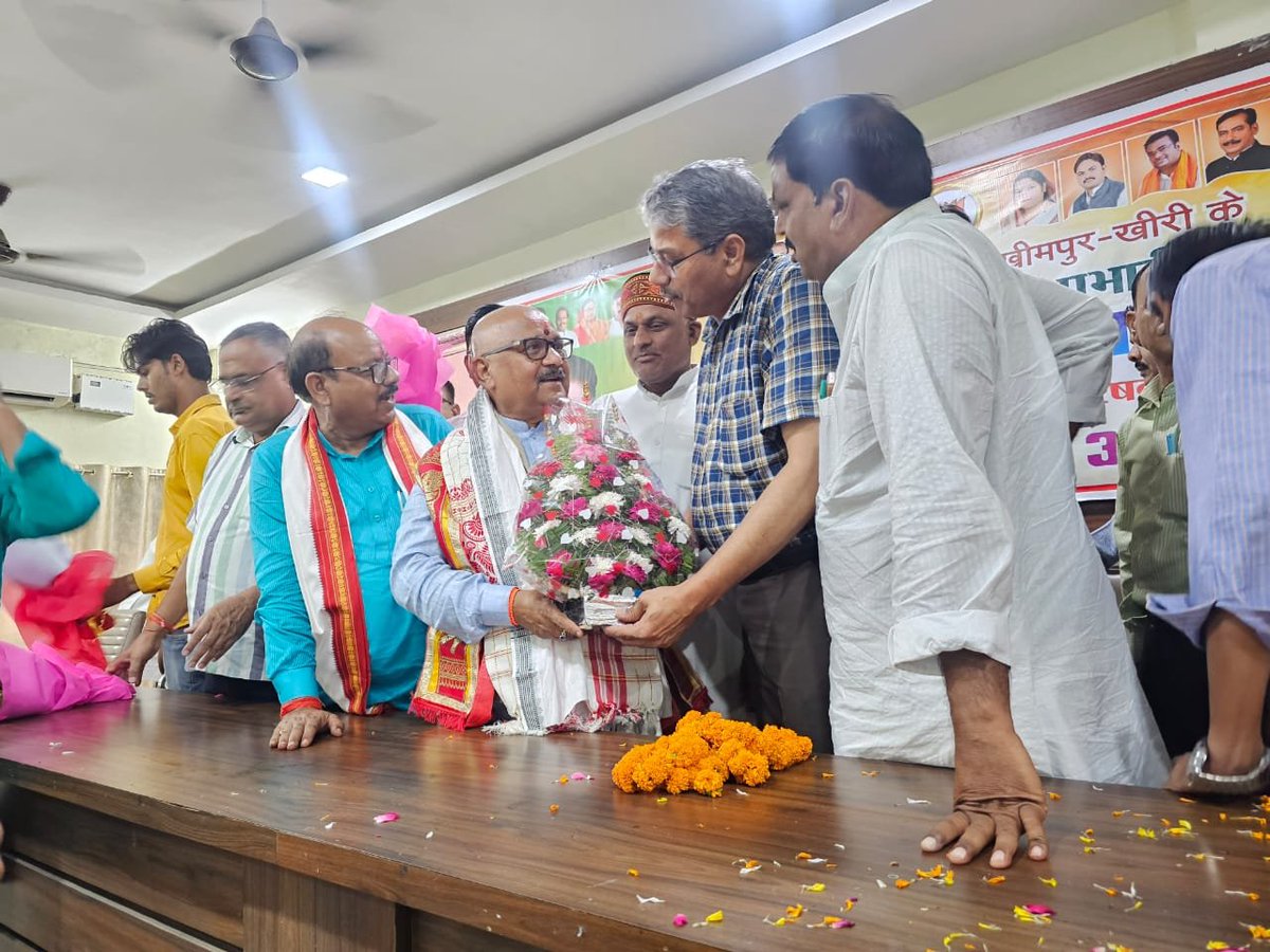 drramaramanbjp's tweet photo. भाजपा लखीमपुर के नवनियुक्त जिला प्रभारी, माननीय श्री विजय बहादुर पाठक जी के लखीमपुर प्रथम आगमन पर जिला भाजपा कार्यालय में उनका आत्मीय स्वागत एवं अभिनंदन किया तथा पुष्पगुच्छ भेंट कर हार्दिक शुभकामनाएँ प्रेषित कीं। #lakhimpur #vijaybahadurpathak
#JilaPrabhari @vijaypathakbjp https://t.co/I7A3zyzxNt