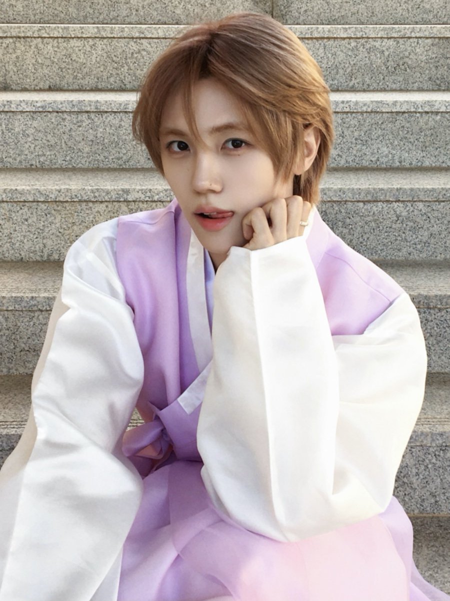 vidreverie's tweet photo. he loks soooo yeppeo yeppeo in pink https://t.co/rg95skVU97