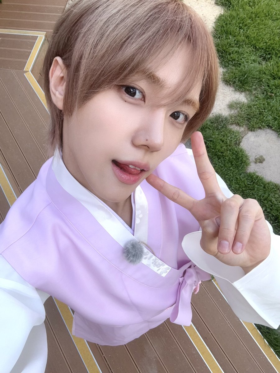 vidreverie's tweet photo. he loks soooo yeppeo yeppeo in pink https://t.co/rg95skVU97