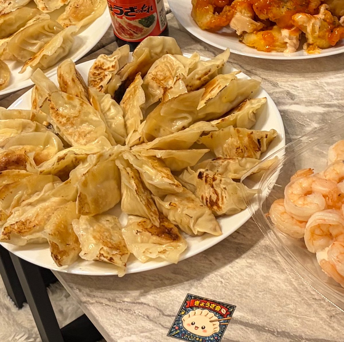 rapi_mone's tweet photo. 🥟まゆちゃん@chi_kawa_pon 主催
第2回ぎょうざ会に招待してもらって参加してきました〜！

みんなでせかせか餃子作って、わいわい食べ飲みしてたらいつのまにか緊張も解けて楽しかった🥹💖💖

少人数だからこそみんなと話せるしこういう機会あんまりないから新鮮だった✨

まゆちゃん何から何までありがとう♥️

#むーんず
#ぎょうざ製作委員会 🥟