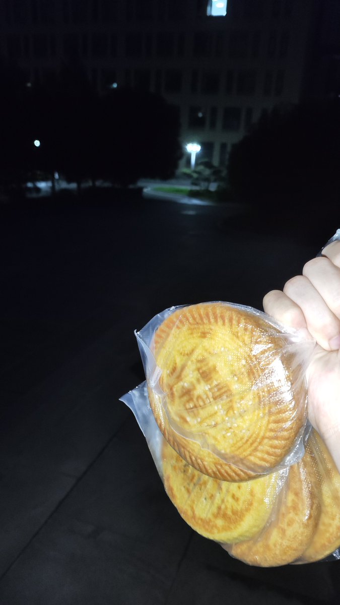 Dick576c's tweet photo. 我是月饼侠，给还在教室认真学习的朋友送月饼 https://t.co/JnXLs1G9ym