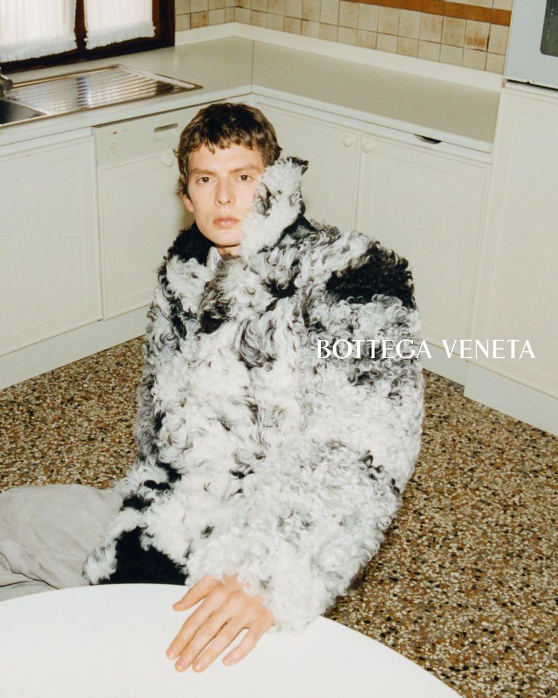 thefashionisto's tweet photo. Bottega Veneta makes an oversized fall statement. https://t.co/ECOujdcTXh