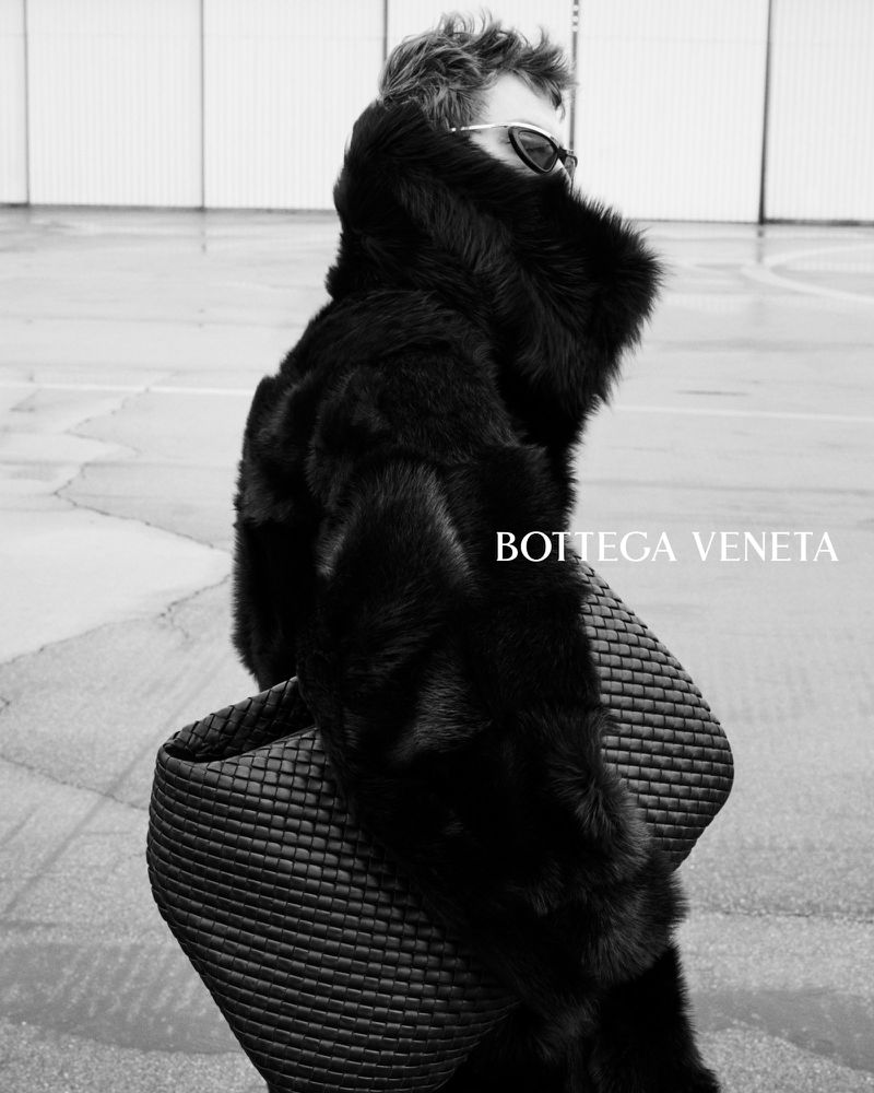 thefashionisto's tweet photo. Bottega Veneta makes an oversized fall statement. https://t.co/ECOujdcTXh