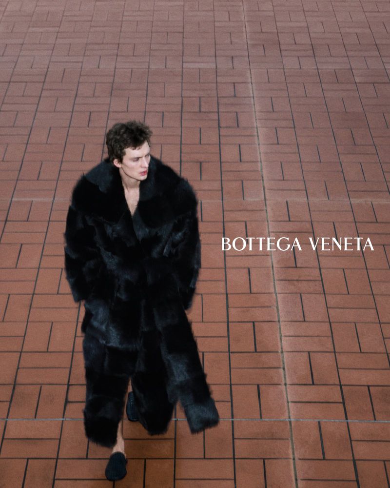 thefashionisto's tweet photo. Bottega Veneta makes an oversized fall statement. https://t.co/ECOujdcTXh