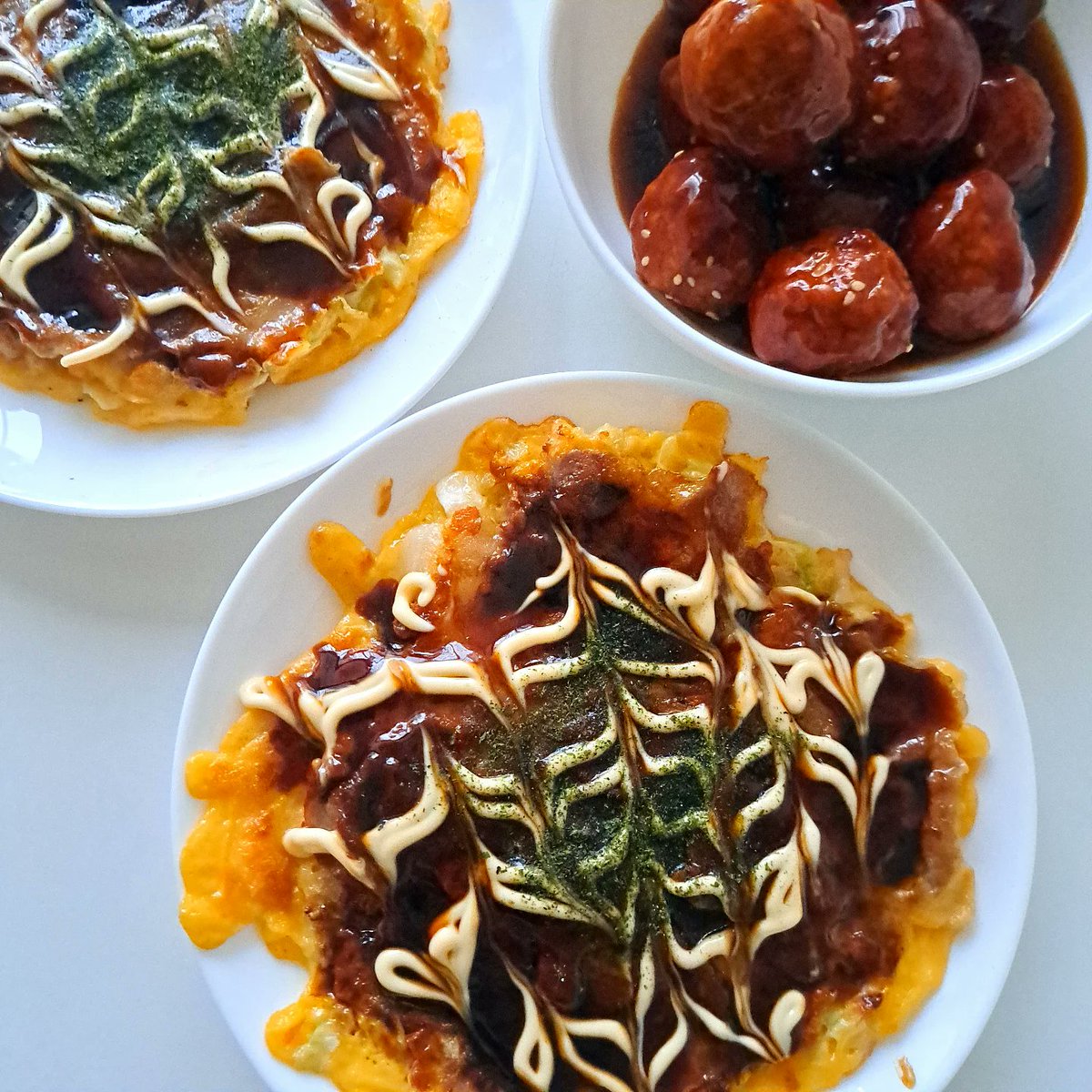 TreenaKlynvvc8's tweet photo. お好み焼き、マヨが雑すぎる。肉だんごは、おかんにもらった。 https://t.co/n75seRi8RV