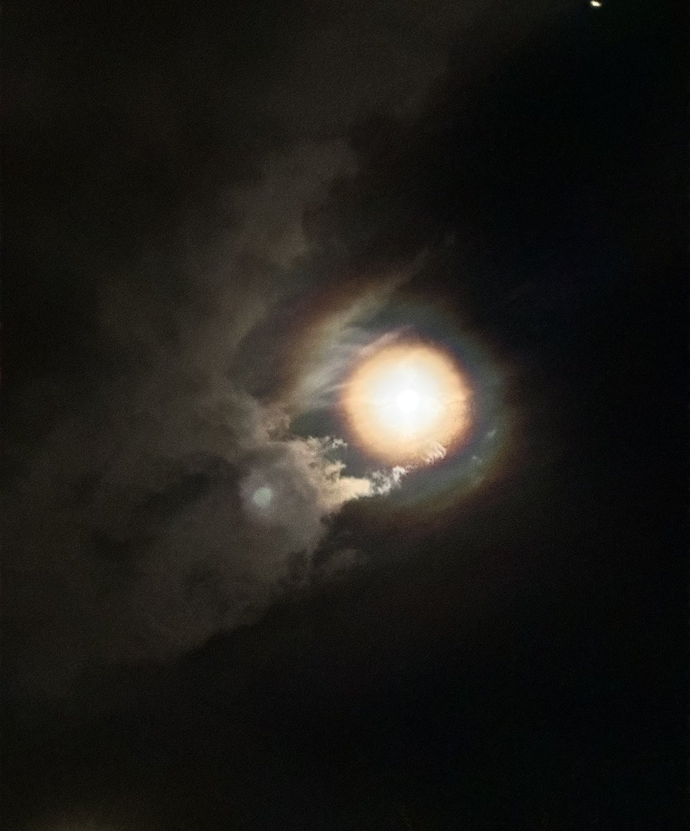 Vixen_SlimRoyal's tweet photo. Going home, here’s a picture of the moon tonight 
It was glowing, so pretty 🤩 https://t.co/oTxv67wI2X
