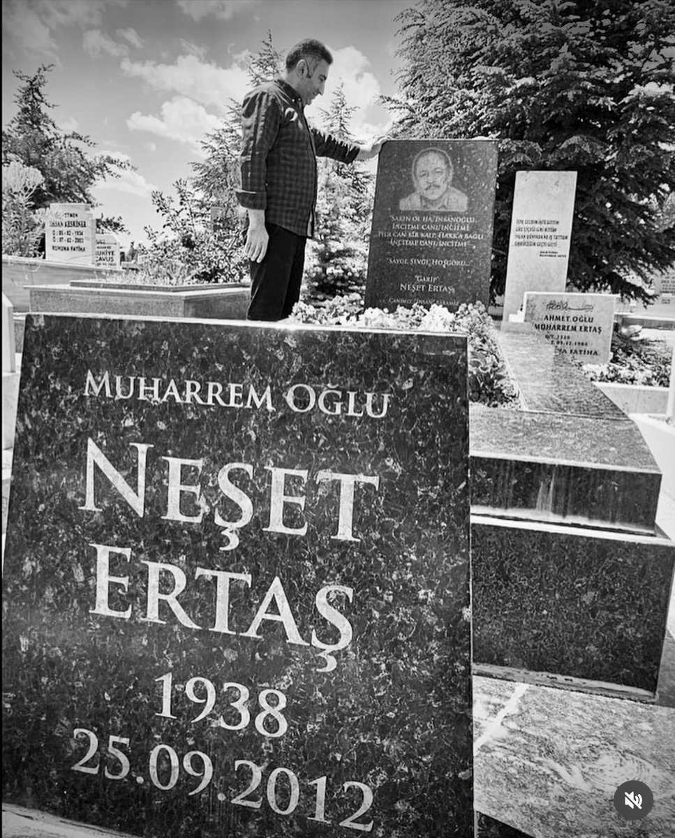SinanBayat's tweet photo. “Sakın ola ha İnsanoğlu, incitme canı incitme. 
Her can bir kalp Hakka bağlı, incitme canı incitme. Sevgi, Saygı,Hoşgörü ( Mezar taşından alıntı. )

Bozkırın tezenesi, büyük halk ozanımız Neşat Ertaş’ı ölüm yıldönümünde rahmetle, şükranla anıyorum. 

Bağbaşı Mezarlığı/Kırşehir https://t.co/f3EVVaYYfD