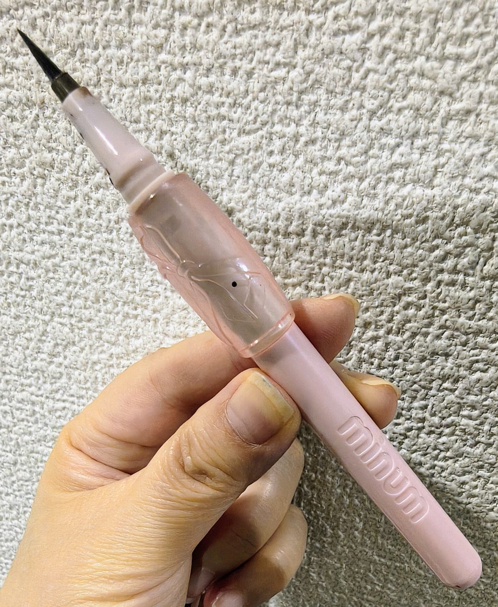 tukitotora25's tweet photo. 娘に頼まれた
ちいかわコラボの
ぷにゅグリップライナーげと🎶

娘用のモモンガに
私用のうさぎも🐰

実は以前から愛用していて
軸の色が違いますが
うさぎが使用中のと同じ
イエベブラウンでラッキー‼️

筆ペンユーザーさんにめっちゃおすすめ😆
（指先が墨で汚れててすいません🙏） https://t.co/maofWLDqWW