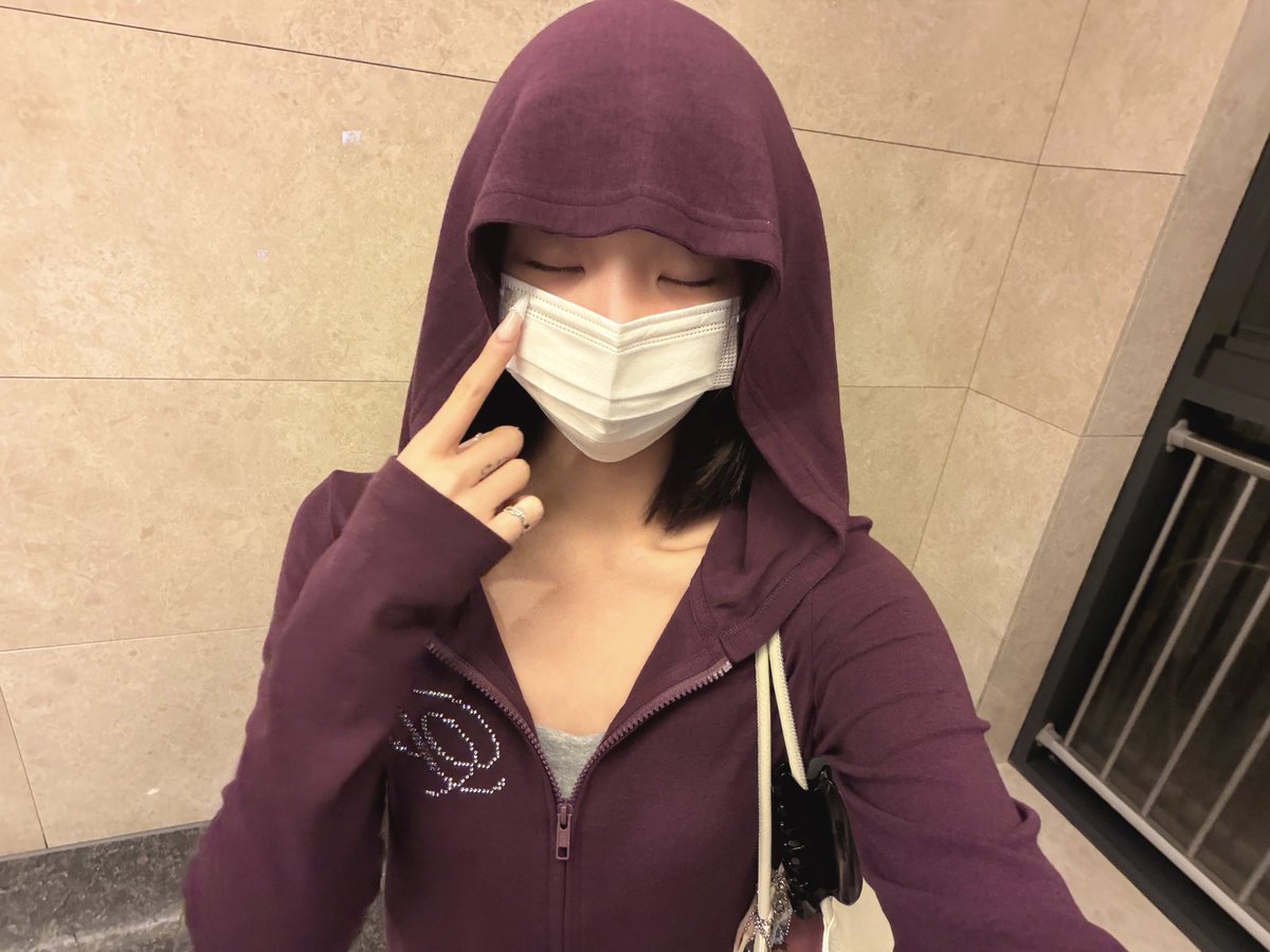 2o02e's tweet photo. 이 후집은 후드 썼을 때가 진짜임 https://t.co/wVxC6Qv3V6