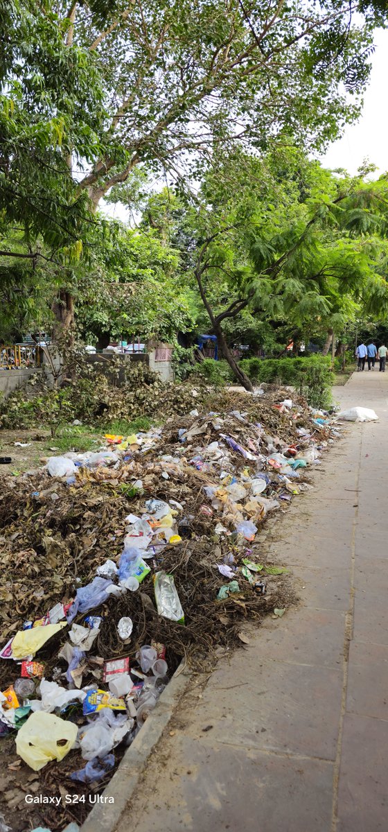 asingh1978's tweet photo. @noida_authority @CeoNoida @dmgbnagar नोएडा अथॉरिटी हम आम नागरिकों को क्यों नहीं बता देते कि यह कूड़ा हमें डालना कहां है। कूड़े डालने के हमसेमेदार हैं और कूड़ा ना उठाने की आप लोग जिम्मेदार हैं। हम अज्ञानी जनता पार्क कूड़ेदान बना रहे हैं। https://t.co/TI97QzhEMx