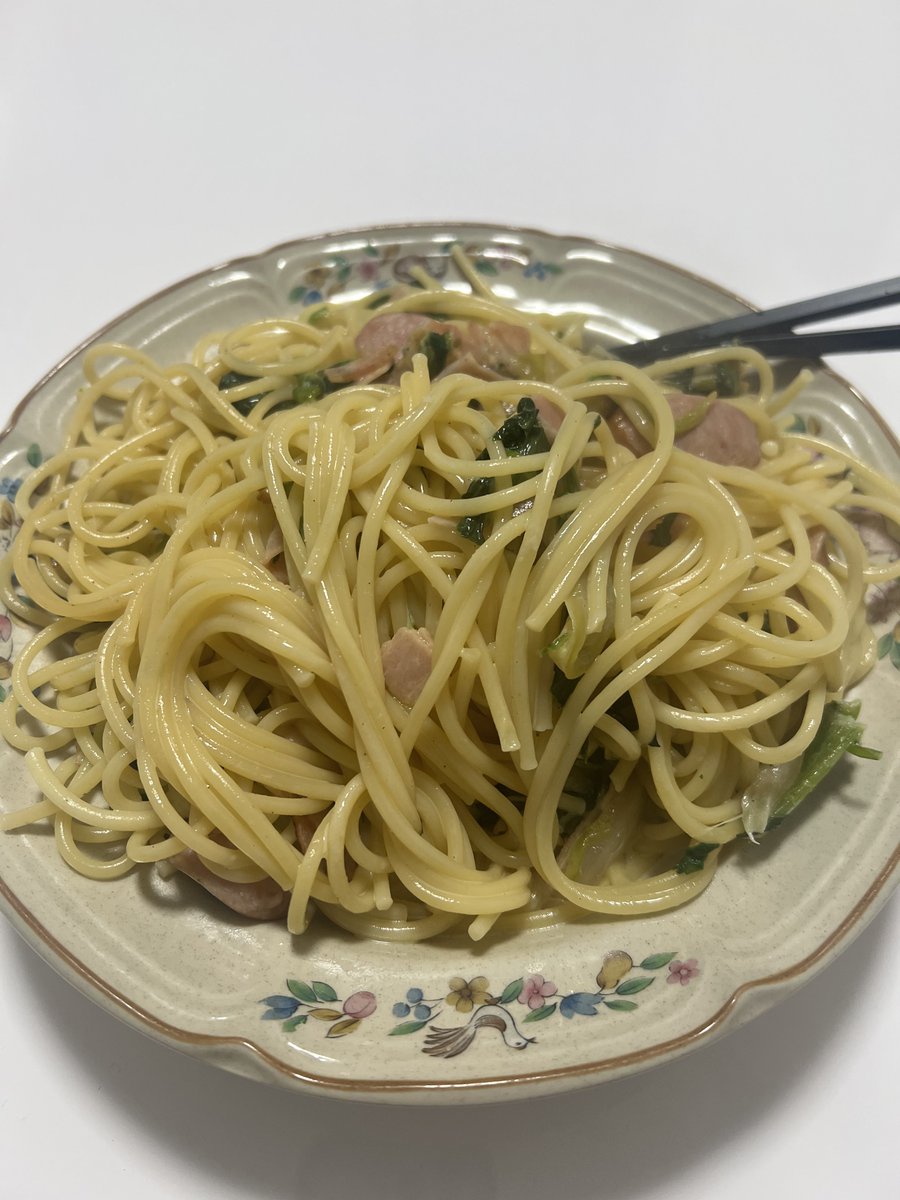 skyF25Blue's tweet photo. @sa_seso オラ！(盛り付け適当)
ほうれん草とベーコンのクリームパスタ https://t.co/kggEw1yAIG