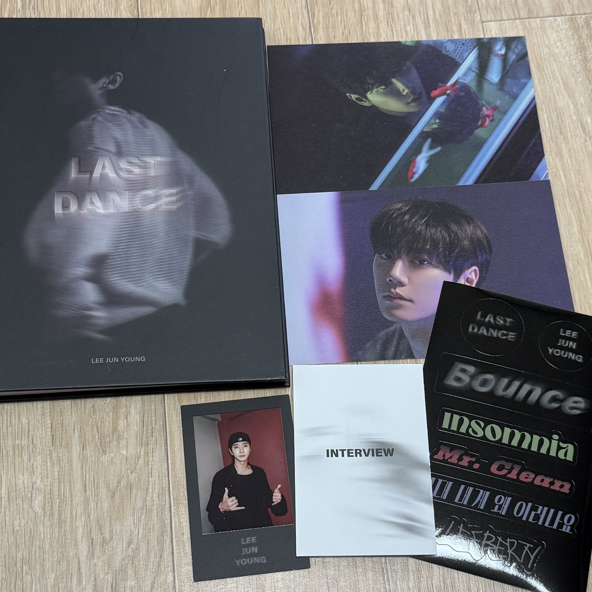 am_pm_night's tweet photo. 배우 이준영 LAST DANCE 앨범 엽서 포스터 인터뷰지 스티커 포토카드 포카 폴라로이드 세트 판매/양도

[가격]
-1번 세트 9,000원(재고 3개)
-2번 세트 9,000원(재고 2개)
-3번 세트 9,000원
-4번 세트 7,000원
-5번 세트 3,500원(타래 사진)
𖦹 https://t.co/TPCGWhZzAh

@Genre_goodsrt @takumart_kr https://t.co/ZNKVBj1dOp