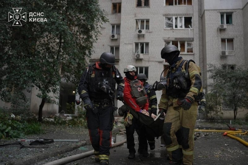 RedCrossUkraine's tweet photo. ⚡️ Ukrainian Red Cross emergency response volunteers worked alongside @SESU_UA after a Russian drone strike hit a multi-storey residential building in #Kyiv. They provided first aid, psychological first aid and helped residents evacuate. #EmergencyResponse #NotATarget https://t.co/CfylgDcwAv