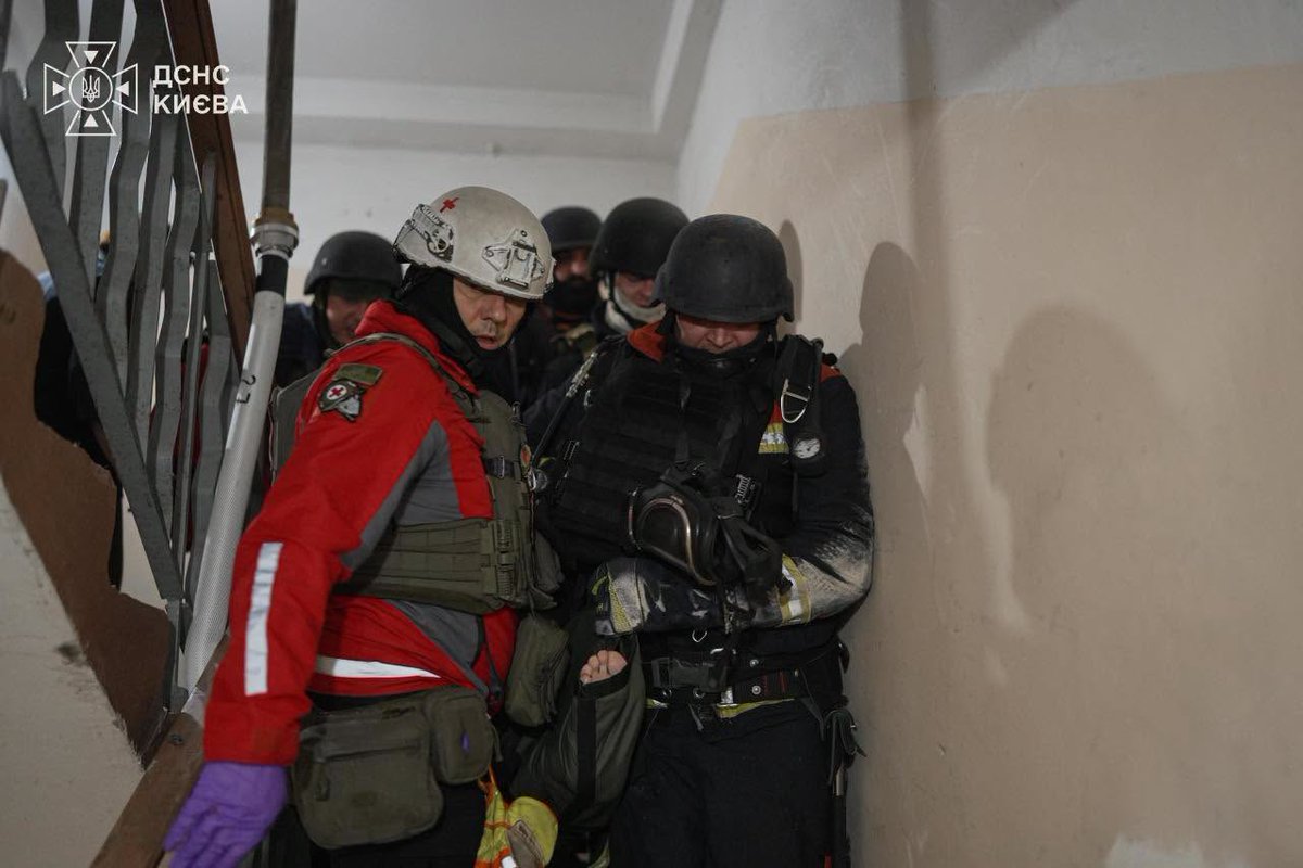 RedCrossUkraine's tweet photo. ⚡️ Ukrainian Red Cross emergency response volunteers worked alongside @SESU_UA after a Russian drone strike hit a multi-storey residential building in #Kyiv. They provided first aid, psychological first aid and helped residents evacuate. #EmergencyResponse #NotATarget https://t.co/CfylgDcwAv