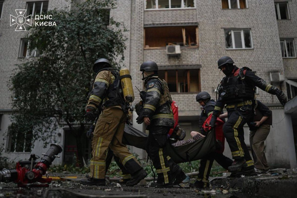 RedCrossUkraine's tweet photo. ⚡️ Ukrainian Red Cross emergency response volunteers worked alongside @SESU_UA after a Russian drone strike hit a multi-storey residential building in #Kyiv. They provided first aid, psychological first aid and helped residents evacuate. #EmergencyResponse #NotATarget https://t.co/CfylgDcwAv