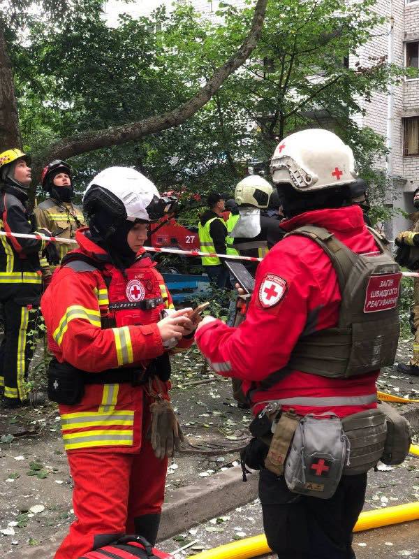 RedCrossUkraine's tweet photo. ⚡️ Ukrainian Red Cross emergency response volunteers worked alongside @SESU_UA after a Russian drone strike hit a multi-storey residential building in #Kyiv. They provided first aid, psychological first aid and helped residents evacuate. #EmergencyResponse #NotATarget https://t.co/CfylgDcwAv