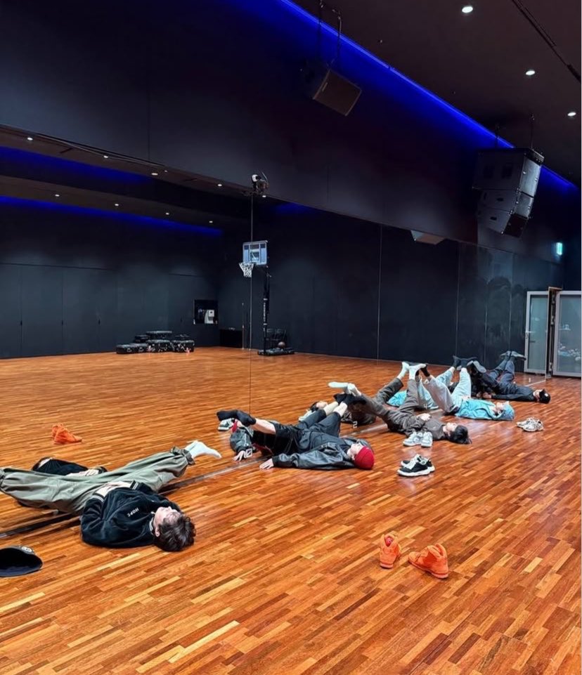 mnikuku's tweet photo. みんなで並んで鏡の前で足上げストレッチ
ジョングクまたなんか自流のウンチク言ってるのかわいいし、ここに当たり前に参加しないユンギさんも好きㅎ
テヒョンが前にもインスタにあげてたし本当に日課になってたんだね☺️ https://t.co/gRpf9Sj3fR