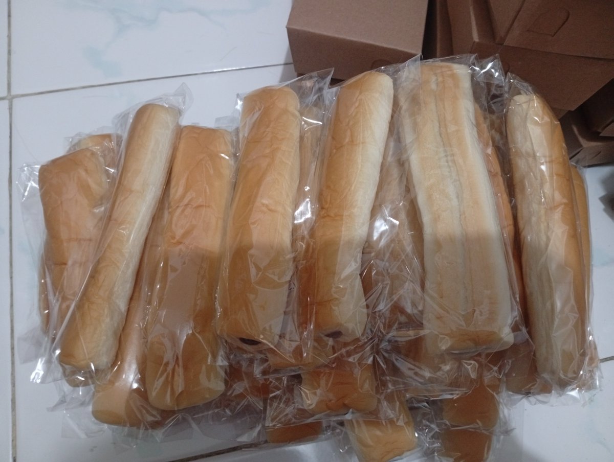 wonu__wife__'s tweet photo. Moots bantu RT & like ya. 

Ada yang mau order roti untuk oma opa di panti Jompo Bethany, Semarang kah? Hari Senin jam 11 siang aku bagiin roti nya dan nanti di update juga untuk pembagian makanan nya.

Jumlah oma opa nya 50 orang jadi akan kita bagiin 50 pcs roti ya. 

Kuota roti nya masih kurang 45 pcs. Siapa tau ada yg berkenan order. 

1 pcs roti harga 5rb ya. Di jamin enak & lembut krn tetangga ku sendiri yg bikin jadi aku juga sering makan. 

Varian roti nya ada coklat, keju, susu, ori, nanas, bluberry.