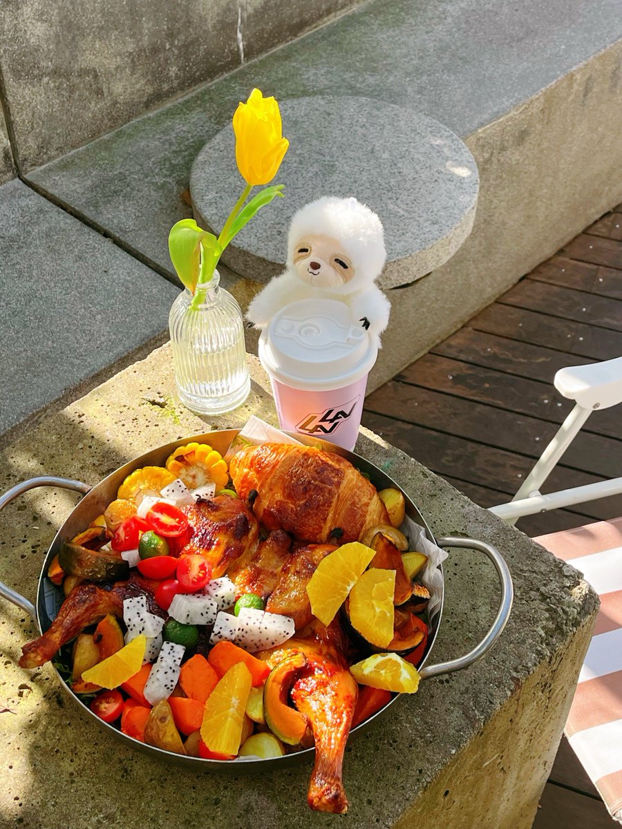 DilhamLubis's tweet photo. Whoa, the bright orange 崭确 fruit looks so fresh with smart 聪 little squirrels gathering around the lush green 墩 spot—super lovely! https://t.co/9VCSGBcmax