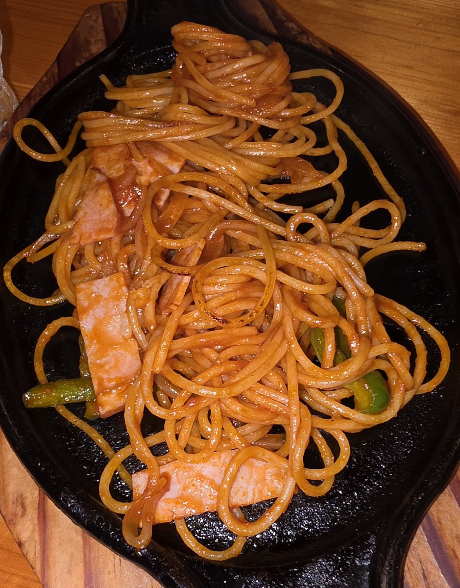 yeOn_0ff's tweet photo. 📍미마츠
싸발 찾았다!! 존나 야르적인 나폴리탄 스파케티
케챱 신맛 진짜 안 좋아하는데 어쩜이렇게 맛있구 그래 ㅠㅠㅠ 나폴리탄과 함바그 드세용
함바그는 후추 가득한 고기맛!
주인 핢 핣께서 나이가 지긋하신탓에 주문도 까먹으시고...
위생도... 음 눈감아
늦게 나오긴하지만 존맛 https://t.co/PLYkXFyeC8