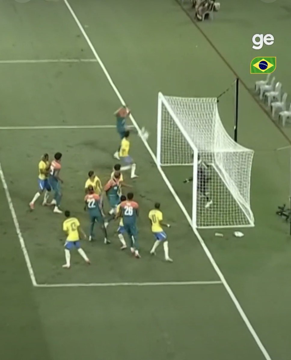 gabrielffc17's tweet photo. O goleiro da SELEÇÃO BRASILEIRA num lance de escanteio: https://t.co/H6kCZa17Zy