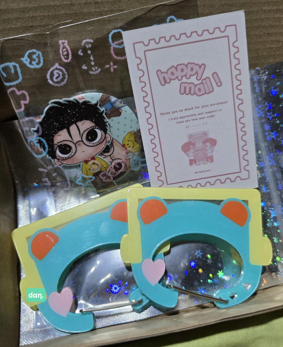 minniparadise's tweet photo. happy mail 🥰 just got these cutie carabiners 💕 plus freebies 😍

thank you @143phuwin 😊 #lemon2keeps https://t.co/6GOavnCTIn
