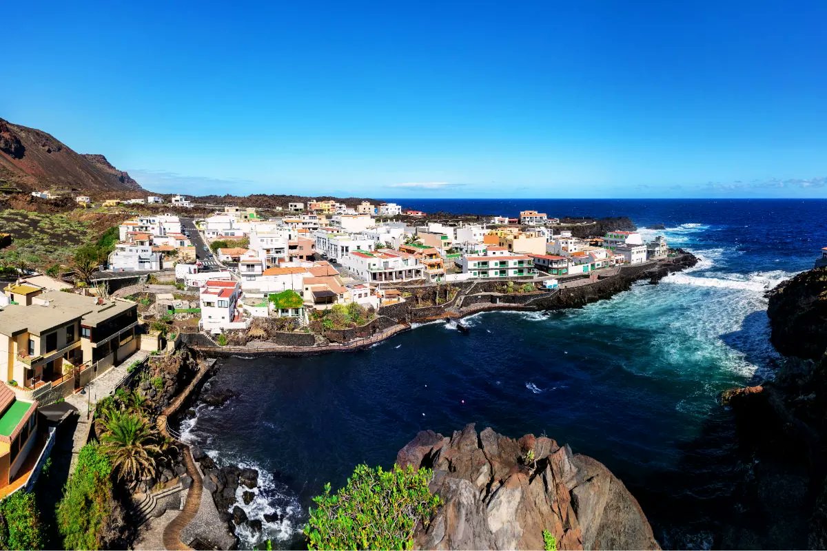 FOexpress's tweet photo. ¿Tres días son suficientes para enamorarse de El Hierro? 🌿🌊 Nosotros creemos que sí.

De Valverde al Valle del Golfo, pasando por sus piscinas naturales, El Sabinar, La Restinga o el Faro de Orchilla. 

Te proponemos una ruta de 3 días en nuestro blog:
https://t.co/JYkuj6rbnj https://t.co/j5I0kRESNB