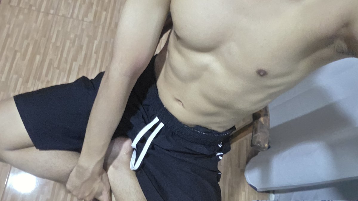 Tsix0_'s tweet photo. before work out
im still horny https://t.co/yIXnWAY1YC