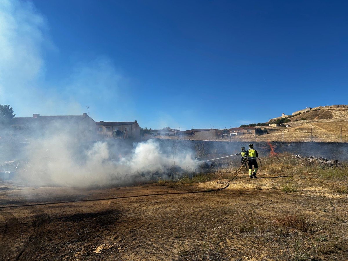 BomberosDip_VLL's tweet photo. 🔥 Intervenimos en un incendio de maleza y rastrojos en Tordehumos.

🚒 Nuestros efectivos extinguieron el fuego y evitaron su propagación. https://t.co/7cPUmADaIT