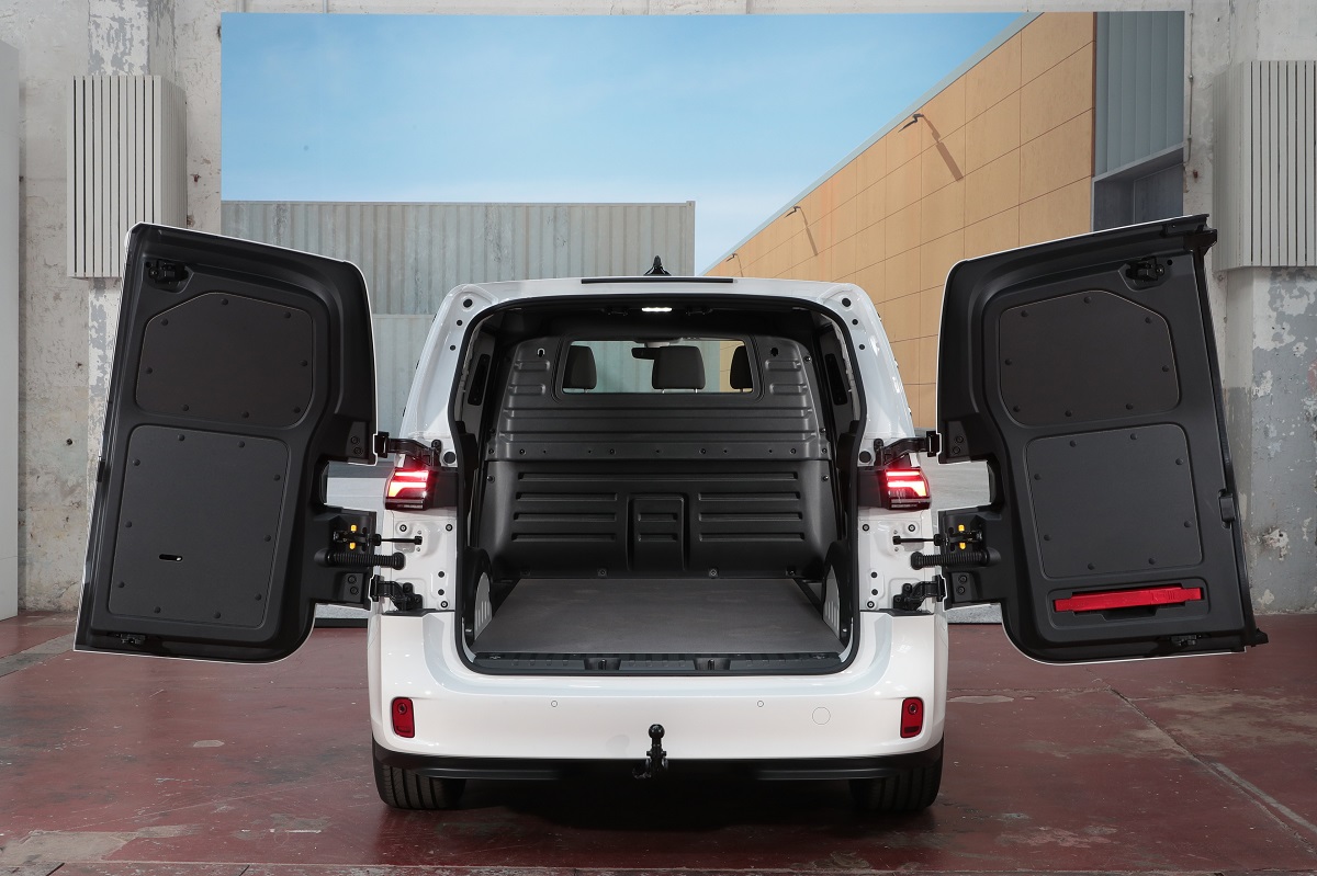 motornewsonline's tweet photo. VW ID. Buzz Cargo LWB: More Space, Two Drives, New Tech: Read more and view images here... https://t.co/CrQK64NTE4 : #electric #vans #electricvehicles #commercialvehicles #volkswagen #lwb #idbuzz #trades #businessnews #motoringecho : https://t.co/Hs75J5uvAl