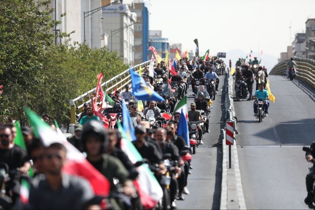 Boys4Brave's tweet photo. امروز سوم مهرماه، حسابی شهر دیدنی شد!
این همه موتور، این همه پرچم و این همه شور و همدلی
جانفداها اومدن که بگن آماده‌ایم
#رزمایش_40هزار_موتورسوار_جانفدا https://t.co/xROZ1Xn1CS