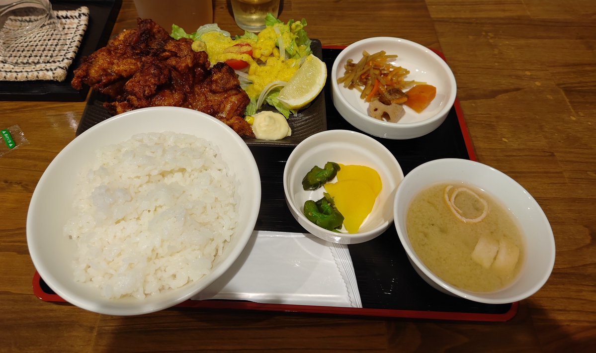 Temmie_Aof's tweet photo. 唐揚げ定食880円 https://t.co/qUIeWmSuGO